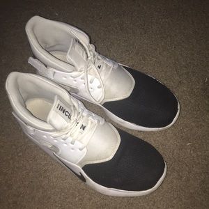 there not beat up, in good condition, size 10.5 men, I can clean them